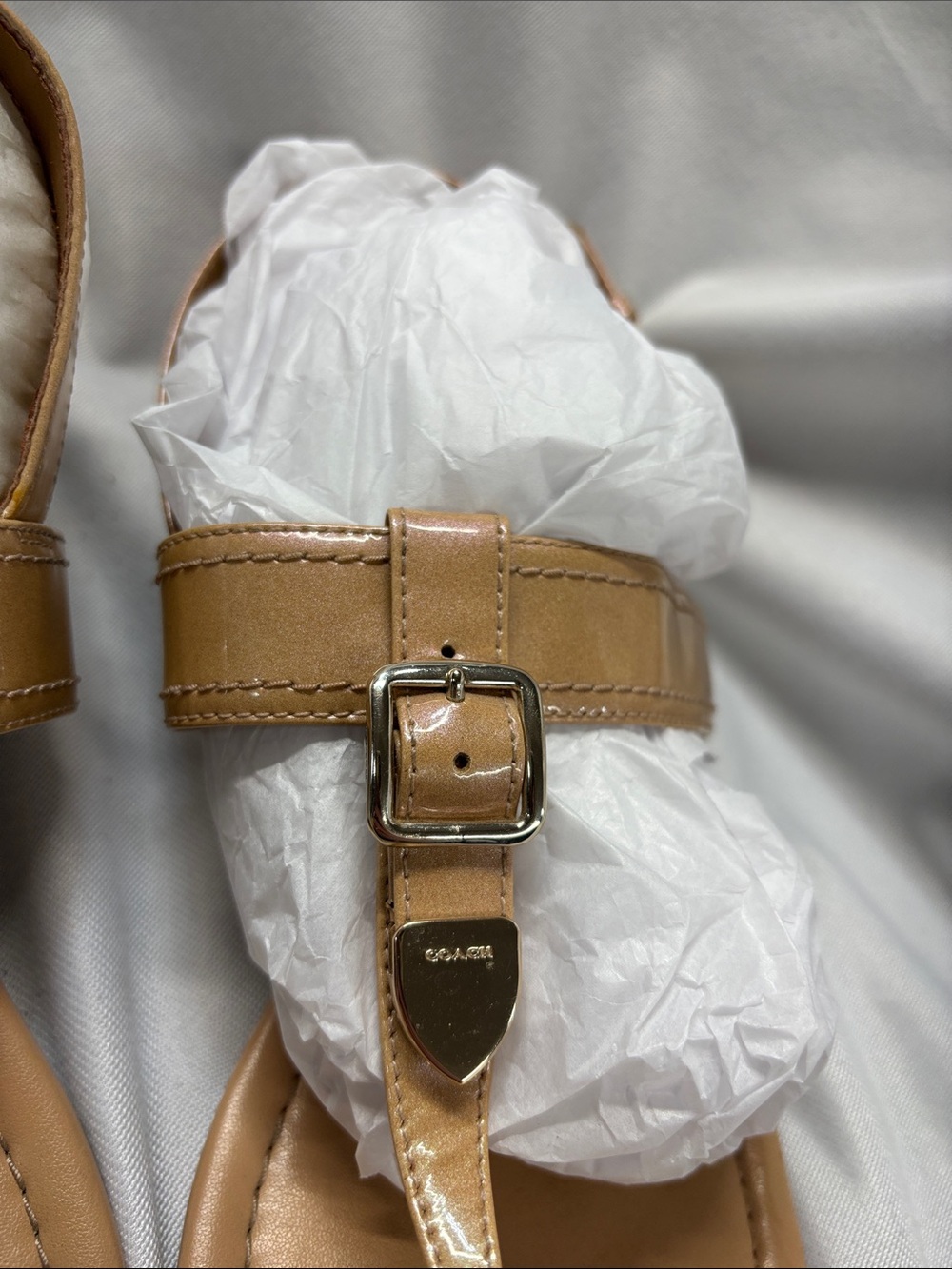 Coach Cassidy Nude Tan
Leather T-Strap Sandals Gold
Tone adjustable sandals - Picture 3 of 12